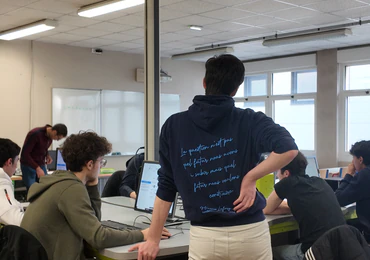 Faire une story sur les réseaux sociaux avec le sweat ESIEA en identifiant l'école 